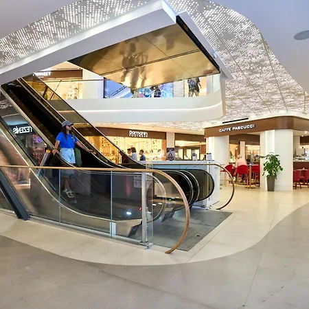 Apartment Cosy One-bedroom In Mercury Tower By Zaha Hadid