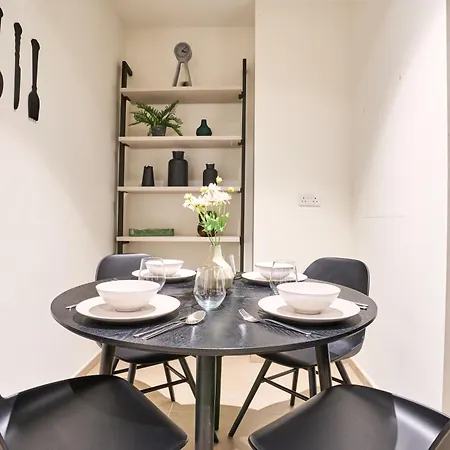 Cosy One-bedroom In Mercury Tower By Zaha Hadid Apartment *