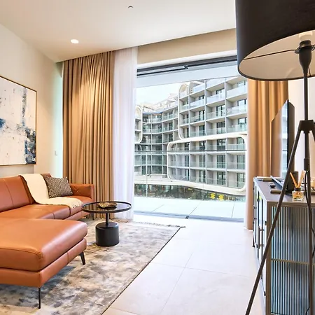 Cosy One-bedroom In Mercury Tower By Zaha Hadid Apartment